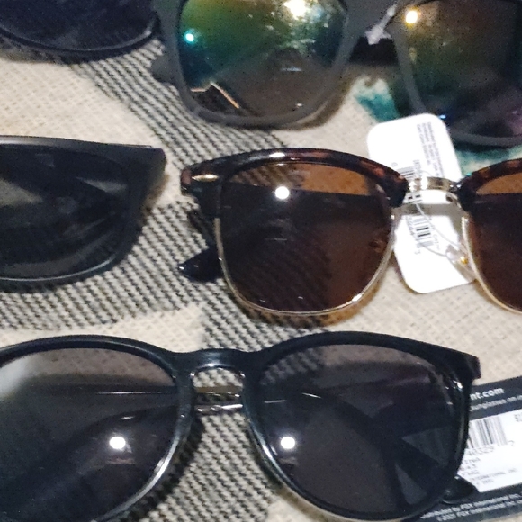 Bundle!Foster Grant Black and Brown Sunglasses Collection - Picture 4 of 6